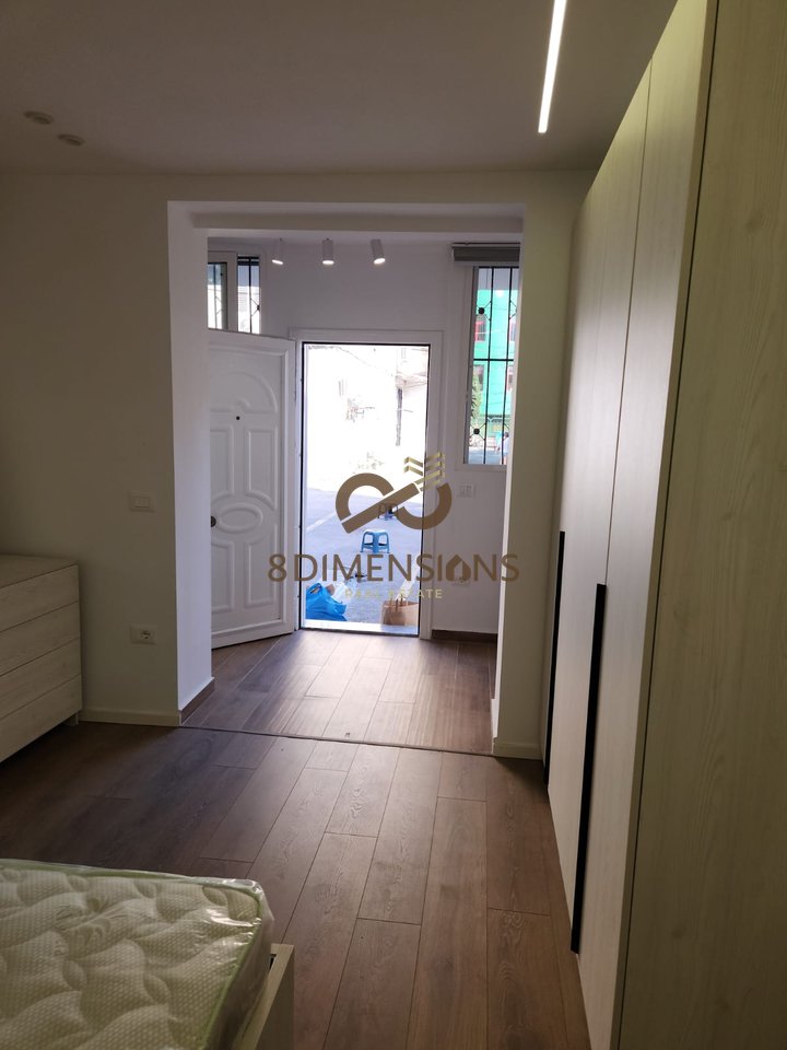 Shitet Garsoniere ne Rrugen 4 Deshmoret, prane Karburant Alpet D811Z-4
