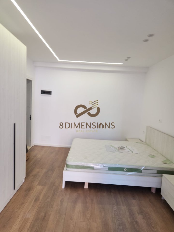 Shitet Garsoniere ne Rrugen 4 Deshmoret, prane Karburant Alpet D811Z-4