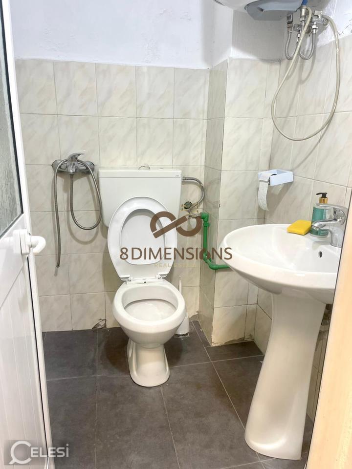 Jepet me qera Dyqan ne Kryqezimin e 21 Dhjetorit, prane me Spitalit Gjerman D825A-38