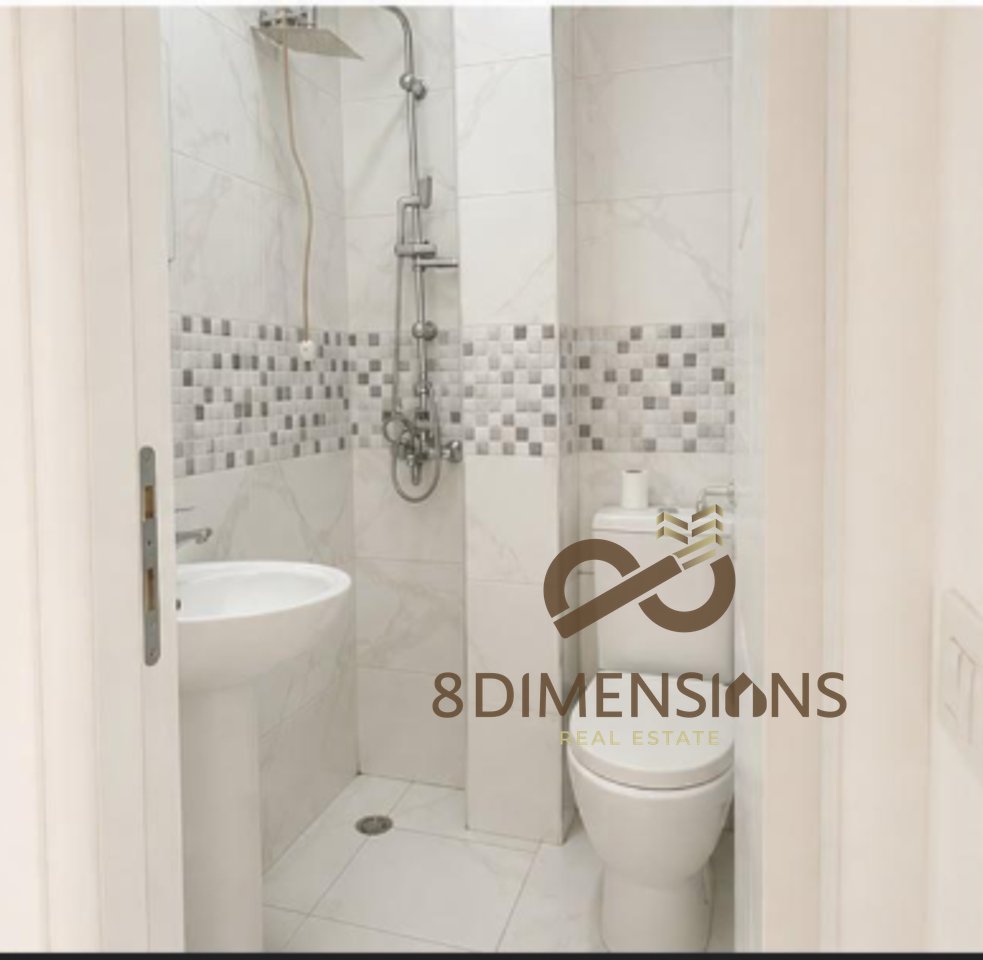 Jepet me qera Ambjent Komercial, tek Ish Blloku, prane Kafe Romes (D825Z-10)