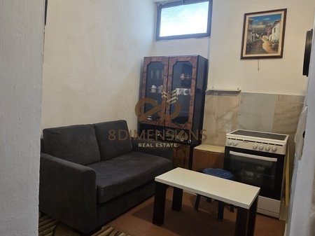 Monolocale in affitto, primo piano di una villa privata vicino alla scuola Vasil Shanto