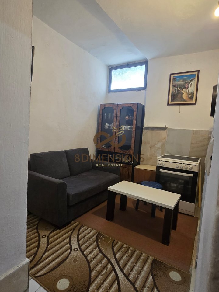 Monolocale in affitto, primo piano di una villa privata vicino alla scuola Vasil Shanto