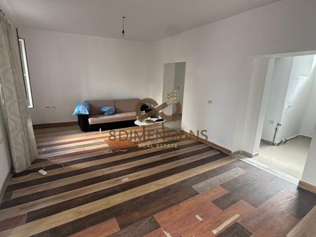 Shtepi private me qera afer Qendres,tek shkolla Lidhja e Prizrenit (D826A-4)