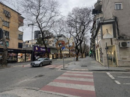 Dyqan ne shitje ne zonen e Myslym Shyrit, Prane Karburant Kastrati – Tirane (ID D815A-19)