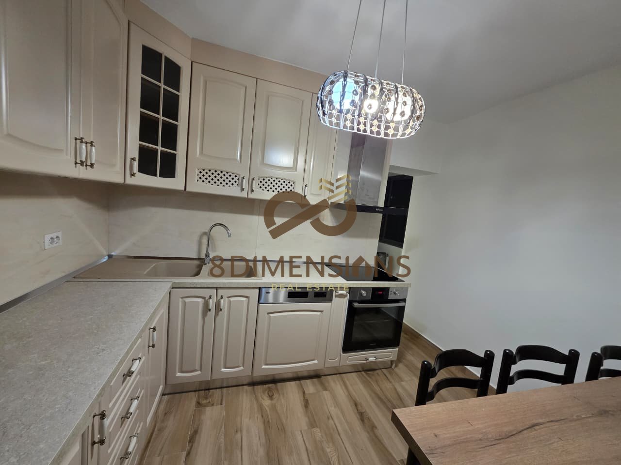 Jepet me qera apartament 4+1 tek rrugen Mine Peza, me siperfaqe  120 m2