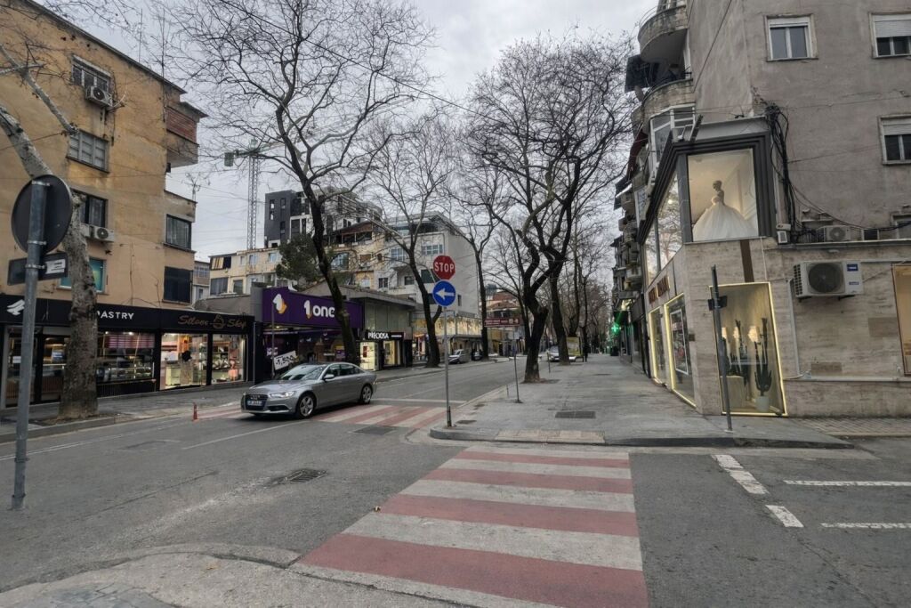 Dyqan ne shitje ne zonen e Myslym Shyrit, Prane Karburant Kastrati – Tirane (ID D815A-19)