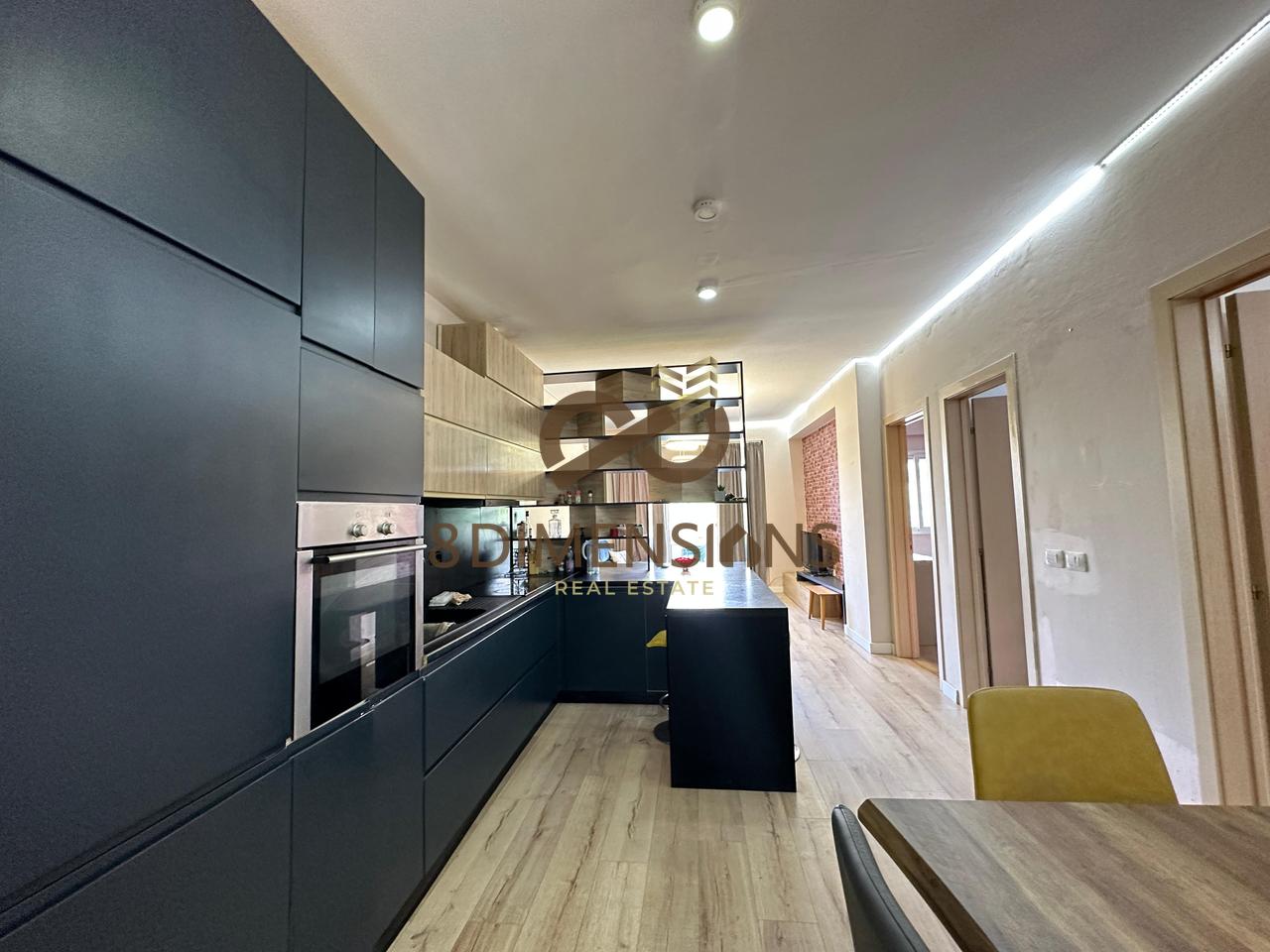 Jepet me qera apartament 2+1+2 Ballkone ne Fresk prane Restorant Qesaraka  (D8242A-70)