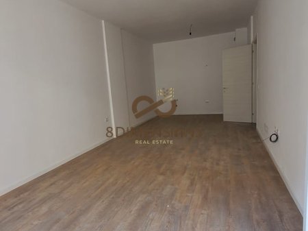 Shitet Apartament 1+1 ne Kompleksin E-88 ne Laprake   (D8141A)