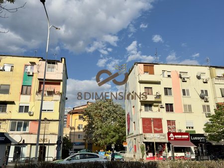 Ambient Biznesi/Zyre me qera ne Rrugen Muhamet Gjollesha, prane Kryqezimit me Rr. Myslym Shyri
