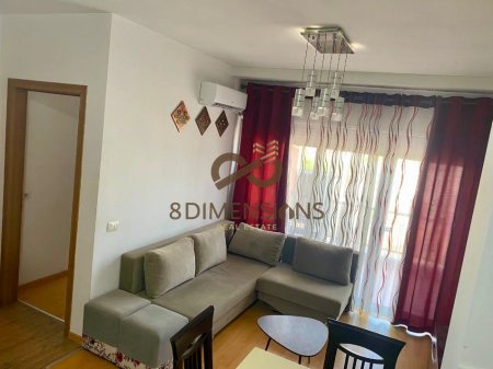 Jepet me qera Apartament 1+1 ne Xhamllik prane Spar (D8241A-131)