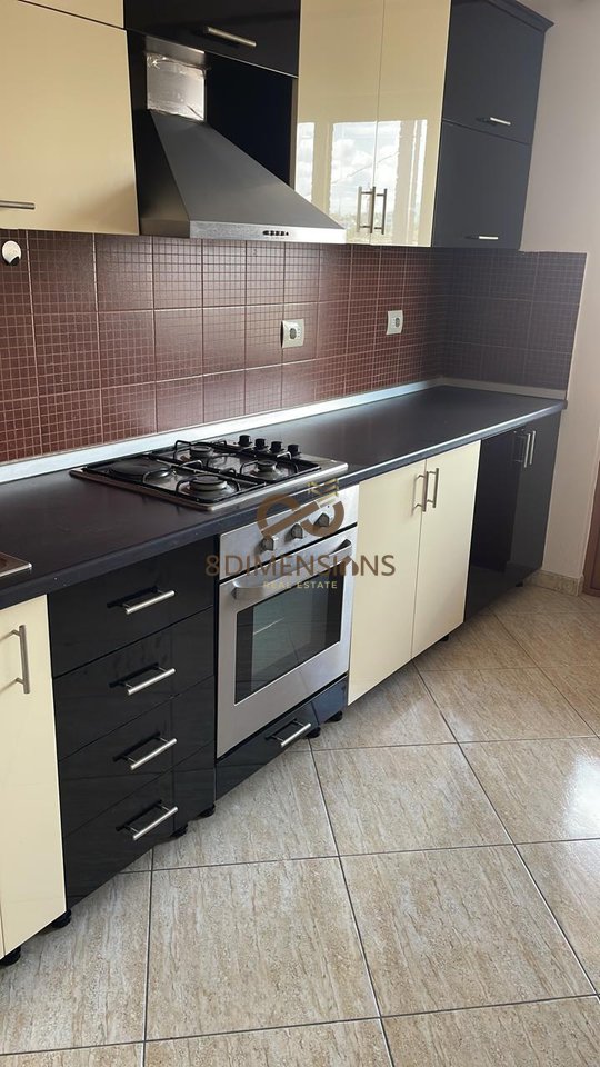 Jepet me qera Apartament 3+1 ne Kinostudio te Rruga Shefqet Kuka  (D8243Z-3)