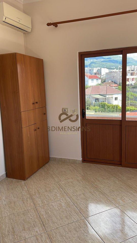 Jepet me qera Apartament 3+1 ne Kinostudio te Rruga Shefqet Kuka  (D8243Z-3)