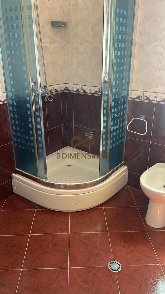 Jepet me qera Apartament 3+1 ne Kinostudio te Rruga Shefqet Kuka  (D8243Z-3)
