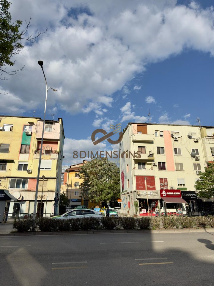 Ambient Biznesi/Zyre me qera ne Rrugen Muhamet Gjollesha, prane Kryqezimit me Rr. Myslym Shyri