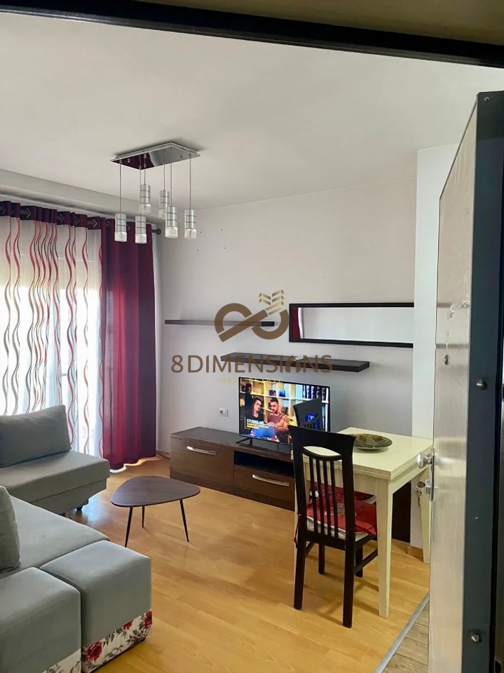 Jepet me qera Apartament 1+1 ne Xhamllik prane Spar (D8241A-131)
