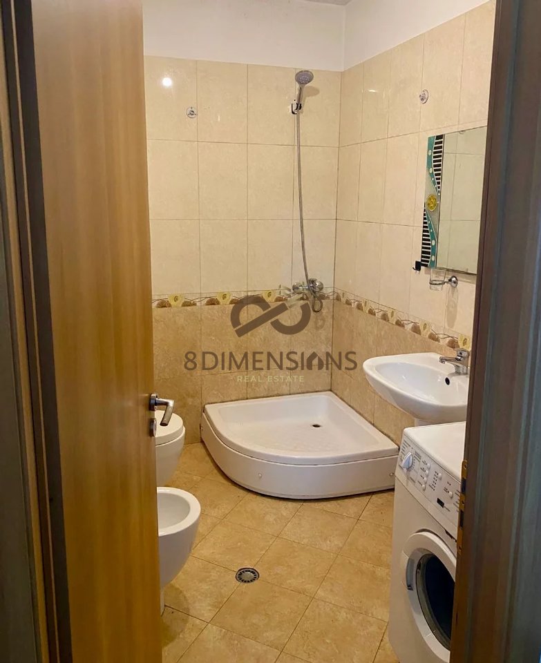 Jepet me qera Apartament 1+1 ne Xhamllik prane Spar (D8241A-131)