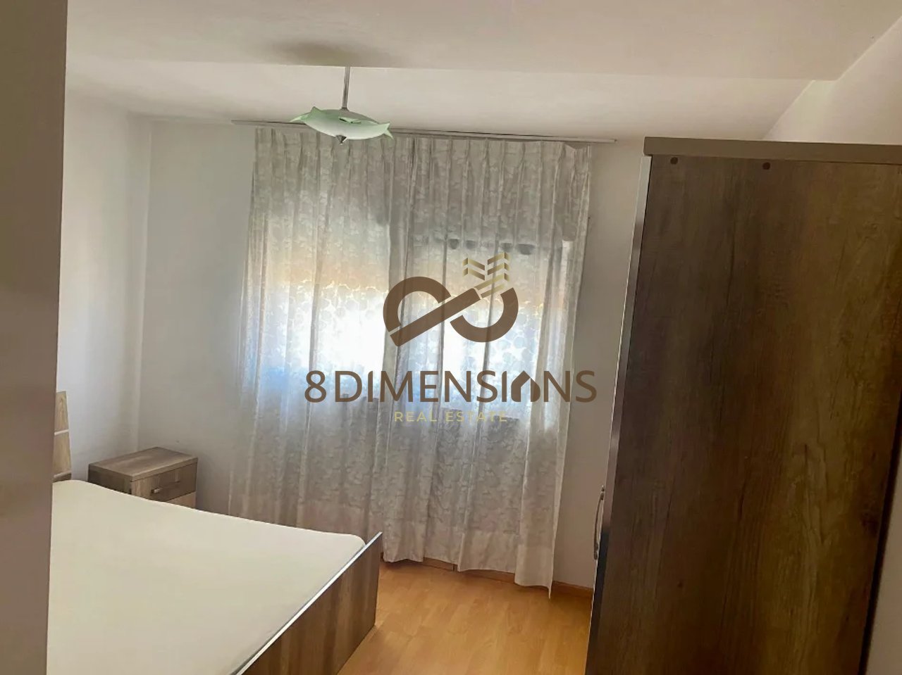 Jepet me qera Apartament 1+1 ne Xhamllik prane Spar (D8241A-131)
