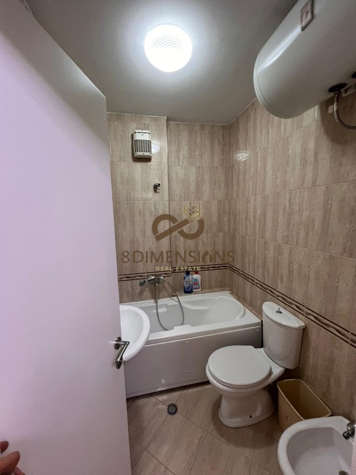 Jepet me qera Apartament  2+1  Te Pazari I Ri ne Rrugen Qemal Stafa (D8242A-140)