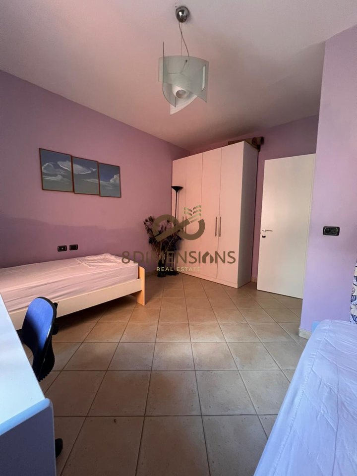 Jepet me qera Apartament  2+1  Te Pazari I Ri ne Rrugen Qemal Stafa (D8242A-140)