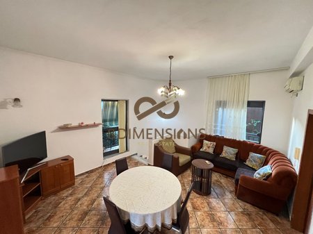 Jepet me qera Apartament 2+1 ne Rrugen e Durresit  prane Hotel Colosseo (D8242A-146)