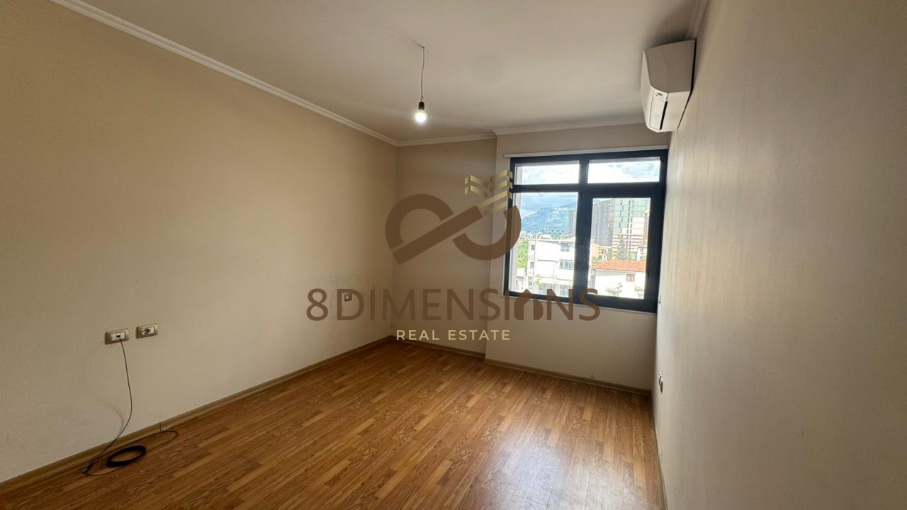 Ambiente in affitto con accesso dalla strada Unaza e Madhe - Astir