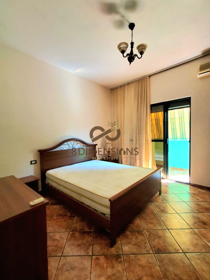 Jepet me qera Apartament 2+1 ne Rrugen e Durresit  prane Hotel Colosseo (D8242A-146)