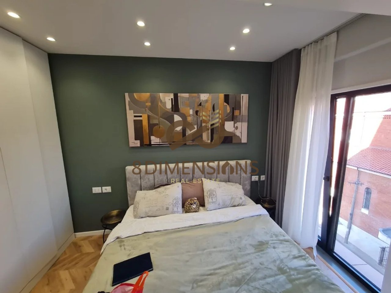 Shitet Apartament 1+1 ne Rruge te Kavajes prane Kishes katolike (D8141A-82)