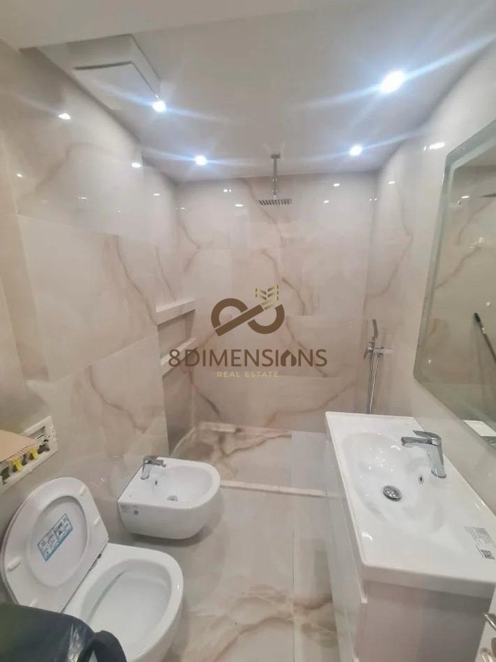 Shitet Apartament 1+1 ne Rruge te Kavajes prane Kishes katolike (D8141A-82)