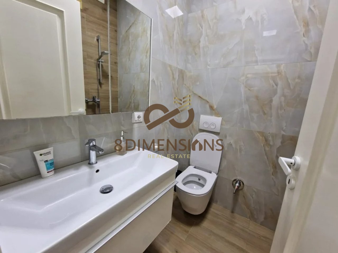 Appartamento 3+1+2 in vendita in Via Fortuzi, vicino all'Hotel Comfort