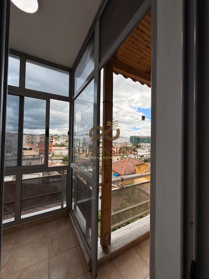 Shitet Apartament 1+1 ne Ali Dem me hipoteke prane Tregut te ri elektrik (D8141A-83)