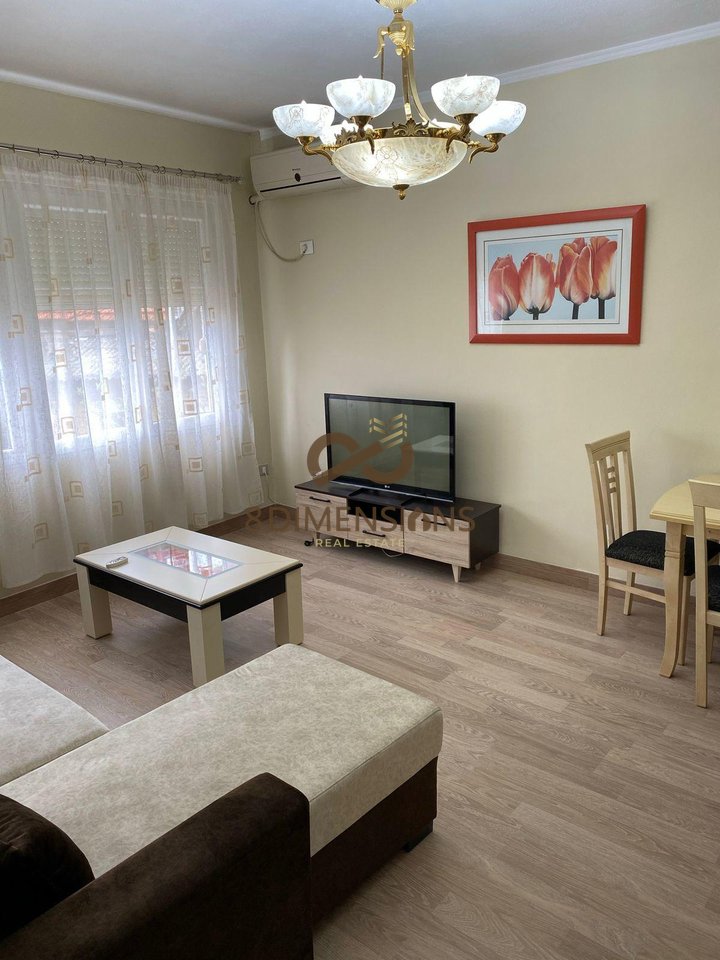 Shitet Apartament 2+1, tek Ish Ambasada jugosllave, prane hotel Colosseo (D8142Z-17)