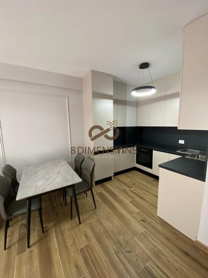 Jepet me qera Apartament 1+1 me mobilim te ri ne Kompleksin Ndregjoni  prane Bulevardit te ri ne Tirane ( D8241A-150)