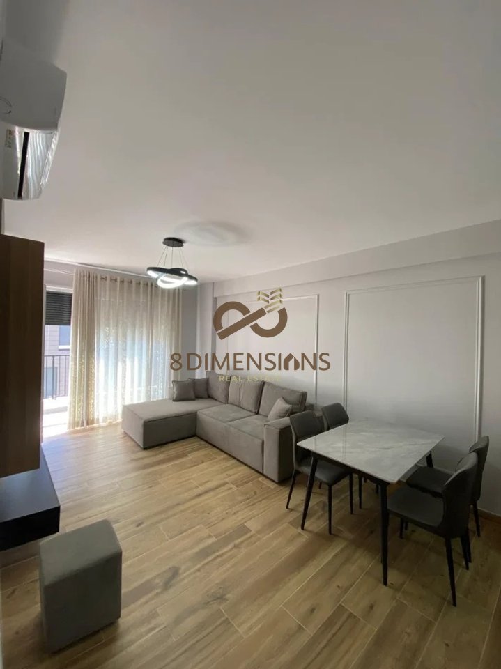 Jepet me qera Apartament 1+1 me mobilim te ri ne Kompleksin Ndregjoni  prane Bulevardit te ri ne Tirane ( D8241A-150)
