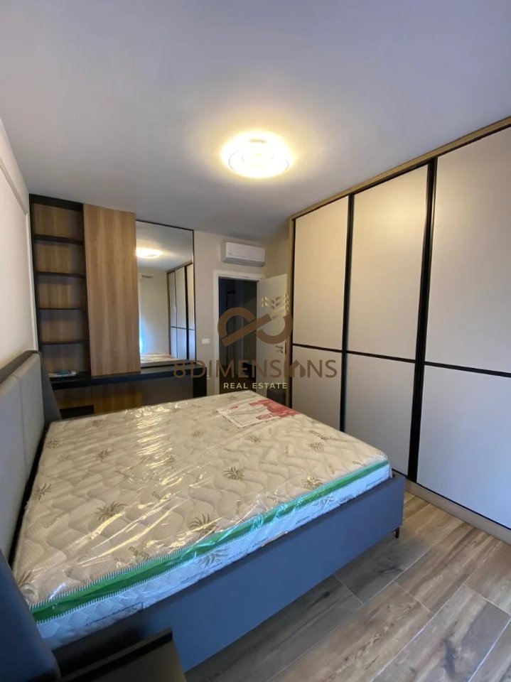 Jepet me qera Apartament 1+1 me mobilim te ri ne Kompleksin Ndregjoni  prane Bulevardit te ri ne Tirane ( D8241A-150)