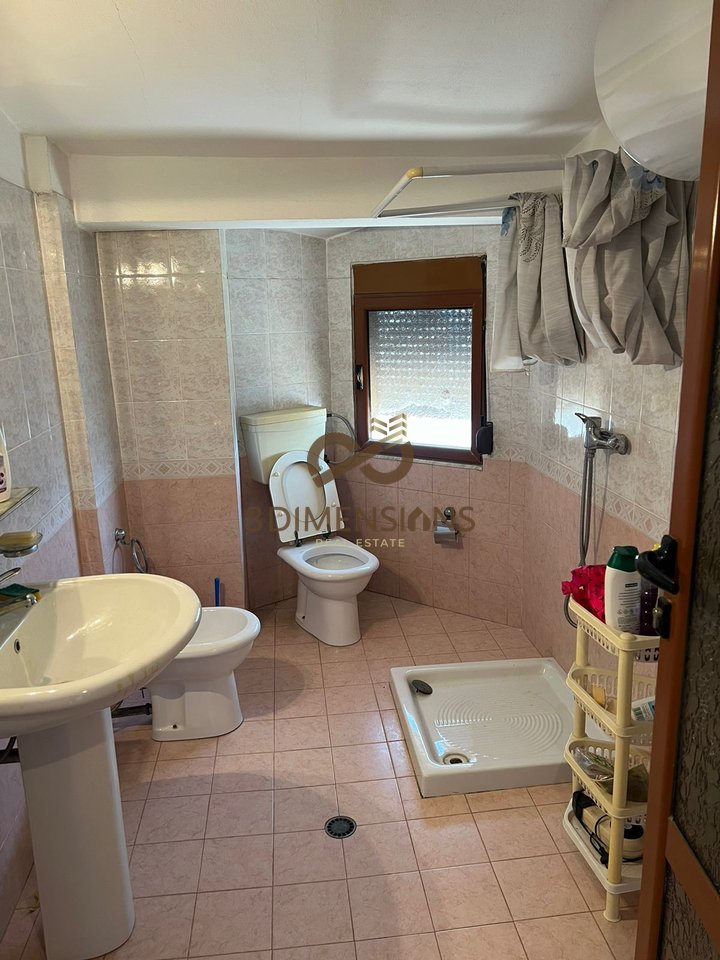 Shitet Apartament 2+1 ne Durres prane Plazh Hekurudha  (D8142A-101)