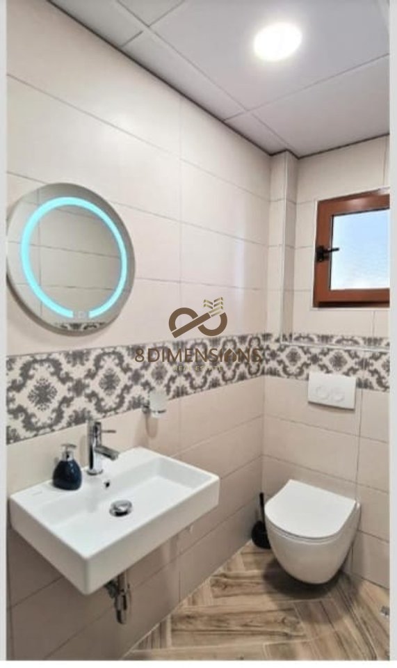 SHITET APARTAMENT PRANE KRYQEZIMIT TE 21 DHJETORIT  (D8141Z-19)