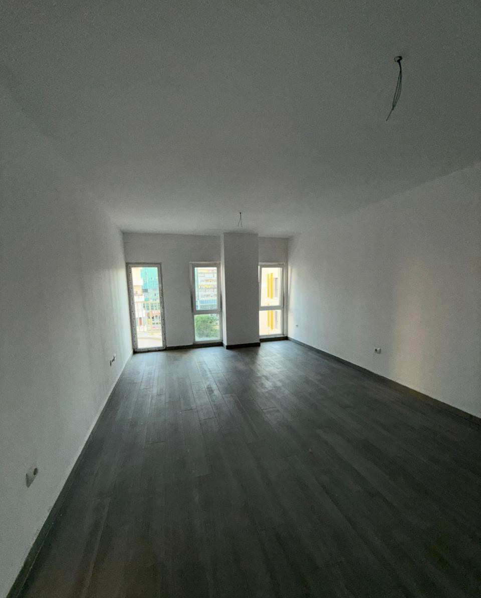 Jepet me qera Ambjent Komercial ne Zog te Zi prane Ring Center (D828A-32)