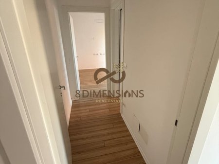Jepet me qera Ambjent Komercial ne rrugen e kavajes prane kishes katolike ne Tirane (D828A-55)