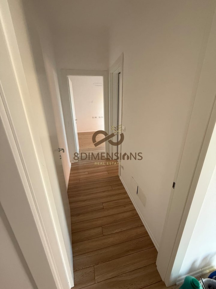 Jepet me qera Ambjent Komercial ne rrugen e kavajes prane kishes katolike ne Tirane (D828A-55)