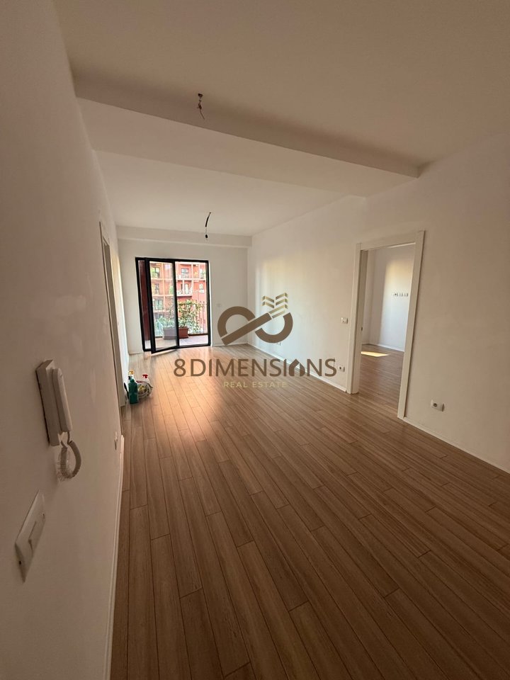 Jepet me qera Ambjent Komercial ne rrugen e kavajes prane kishes katolike ne Tirane (D828A-55)
