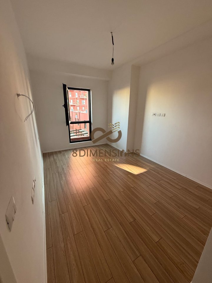 Jepet me qera Ambjent Komercial ne rrugen e kavajes prane kishes katolike ne Tirane (D828A-55)