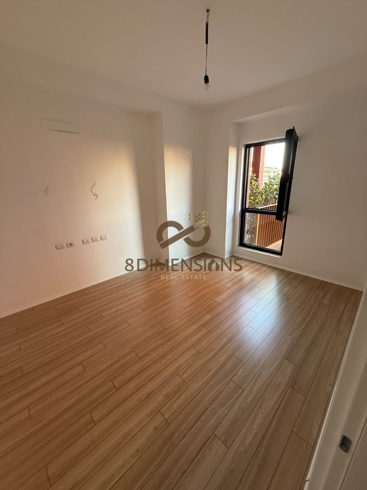 Jepet me qera Ambjent Komercial ne rrugen e kavajes prane kishes katolike ne Tirane (D828A-55)