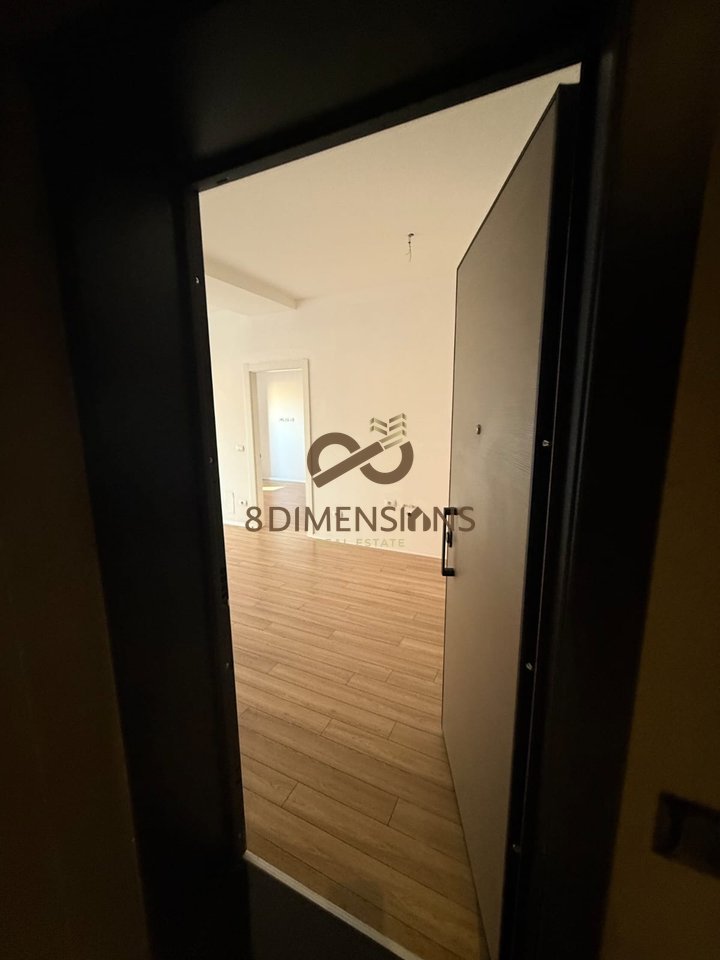 Jepet me qera Ambjent Komercial ne rrugen e kavajes prane kishes katolike ne Tirane (D828A-55)