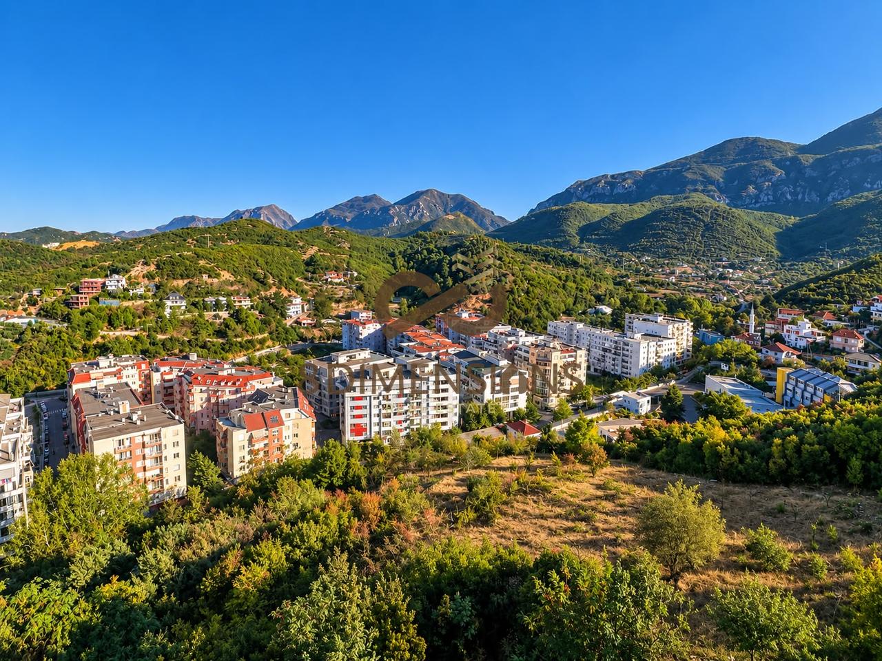 Duplex 140 m² a Fresk | Arredamento classico, camino &amp; vista panoramica su Tirana