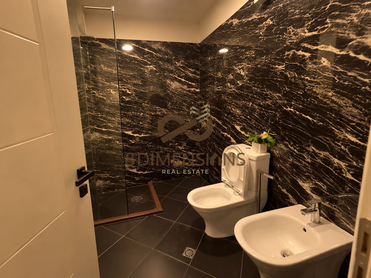 Duplex 140 m² a Fresk | Arredamento classico, camino &amp; vista panoramica su Tirana