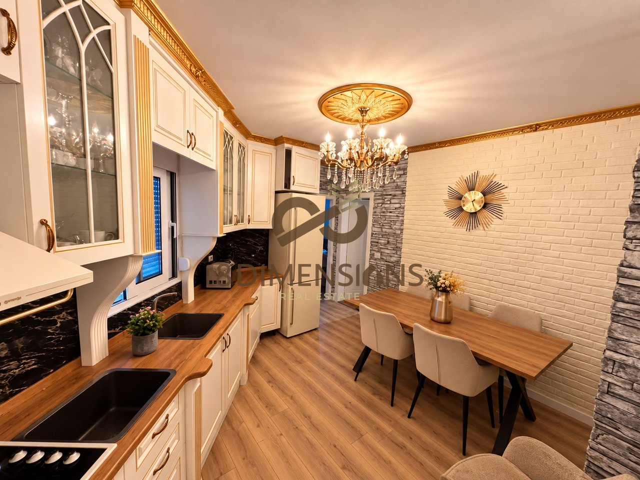 Duplex 140 m² a Fresk | Arredamento classico, camino &amp; vista panoramica su Tirana