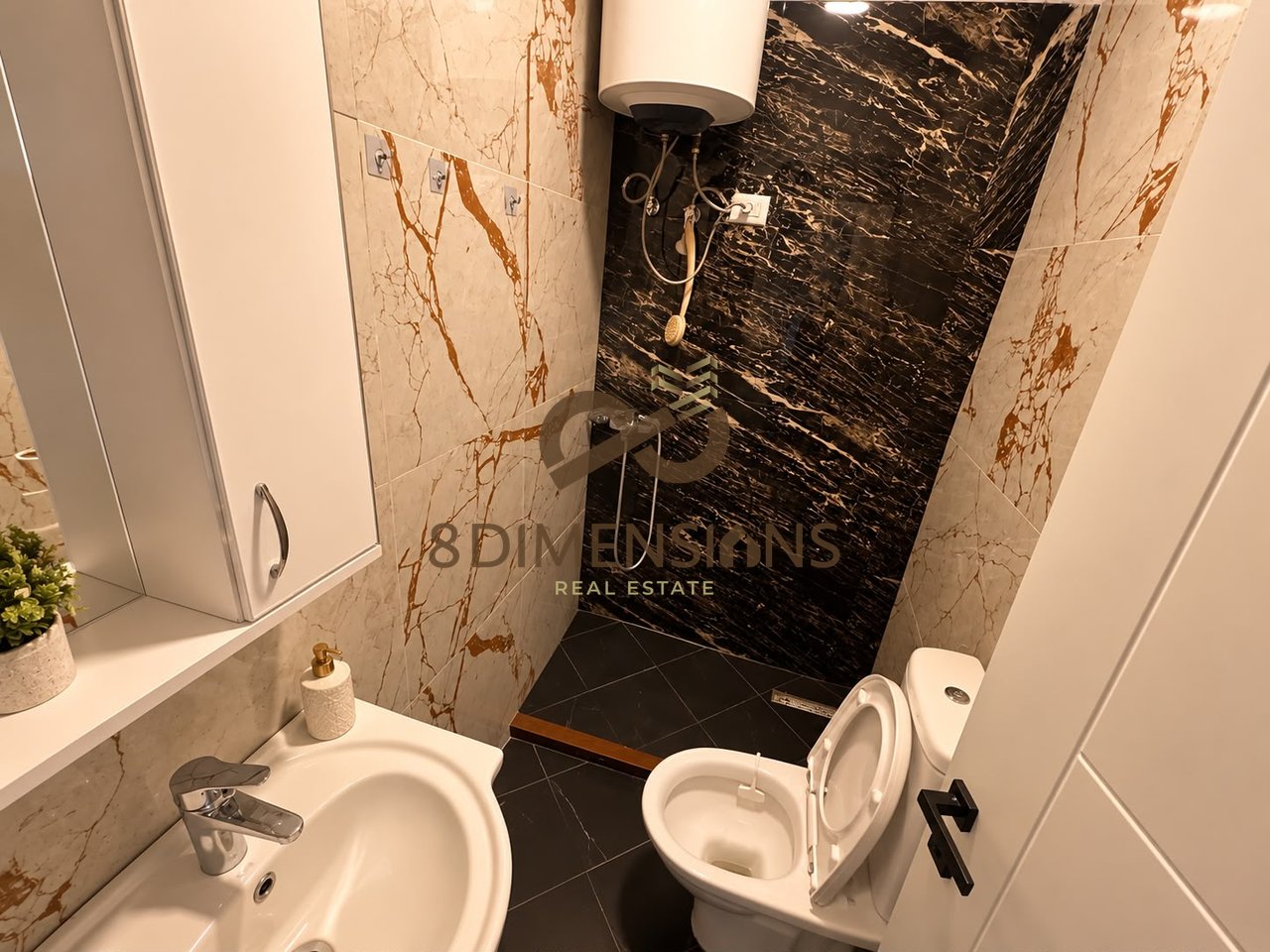 Duplex 140 m² a Fresk | Arredamento classico, camino &amp; vista panoramica su Tirana