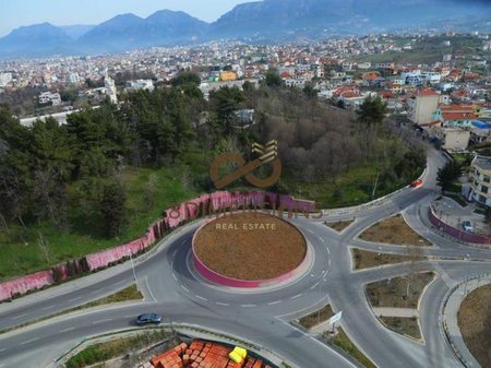 JEPET ME QERA APARTAMENT 3+1+2  TE NJE SHTEPIE PRIVATE NE SAUK (D8243A-30 )
