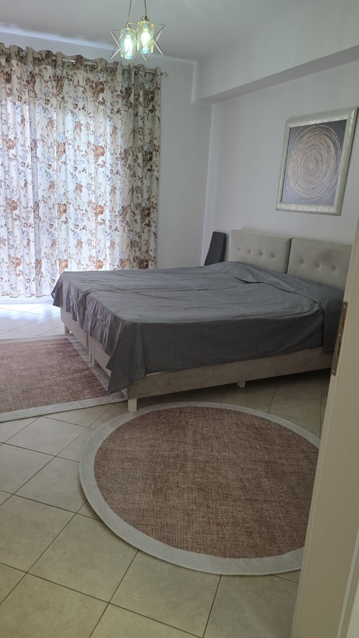 Jepet apartament me qera 1+1 te Komuna e Parisit, prane KESH-it ne Tirane (ID D8241A-310 )