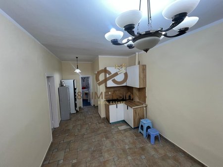 🏡 Te Brryli, brenda Unazës, buzë rrugës kryesore, shitet apartament 1+1(D8141Z-39)
